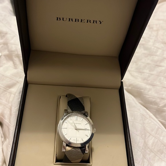 Woman’s Burberry watch - Picture 1 of 5